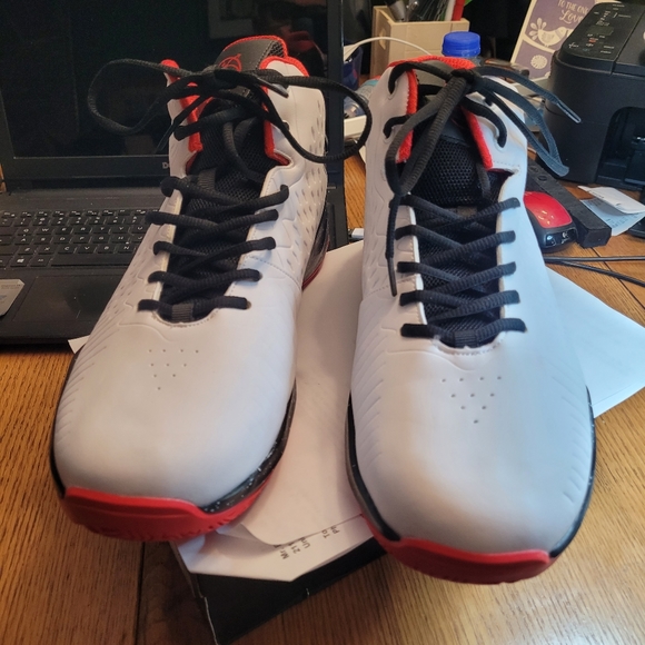 Man's Sneskers - Picture 2 of 10